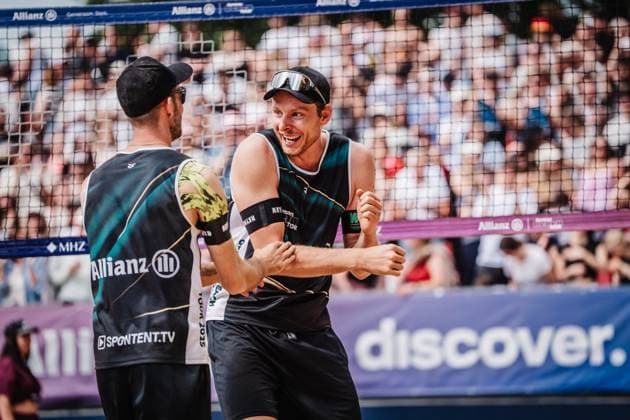 Beachvolleyball Männer Allianz German Beach Tour 2025 Tourstop Düsseldorf 17.05.2025 v.l. Clemens Wickler und Nils Ehlers freuen sich jubeln nach dem Sieg Düsseldorf Robert-Lehr-Ufer Nordrhein-Westfalen Deutschland
