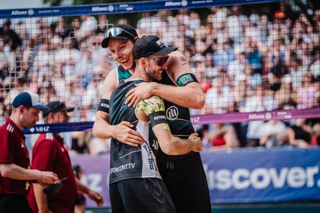 Beachvolleyball Männer Allianz German Beach Tour 2025 Tourstop Düsseldorf 17.05.2025 v.l. Clemens Wickler und Nils Ehlers freuen sich jubeln nach dem Sieg Düsseldorf Robert-Lehr-Ufer Nordrhein-Westfalen Deutschland