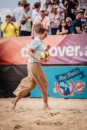 Beachvolleyball Frauen Allianz German Beach Tour 2025 Tourstop Düsseldorf 17.05.2025 Isabel Schneider in Zivil Düsseldorf Robert-Lehr-Ufer Nordrhein-Westfalen Deutschland
