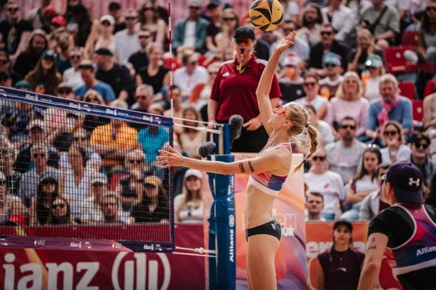 Beachvolleyball Frauen Allianz German Beach Tour 2025 Tourstop Düsseldorf 17.05.2025 Nele Barber beim Angriff Düsseldorf Robert-Lehr-Ufer Nordrhein-Westfalen Deutschland