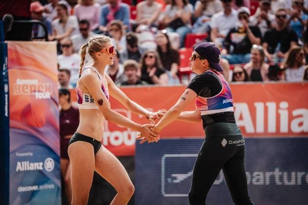 Beachvolleyball Frauen Allianz German Beach Tour 2025 Tourstop Düsseldorf 17.05.2025 v.l. Nele Barber und Melanie Gernert jubeln Düsseldorf Robert-Lehr-Ufer Nordrhein-Westfalen Deutschland
