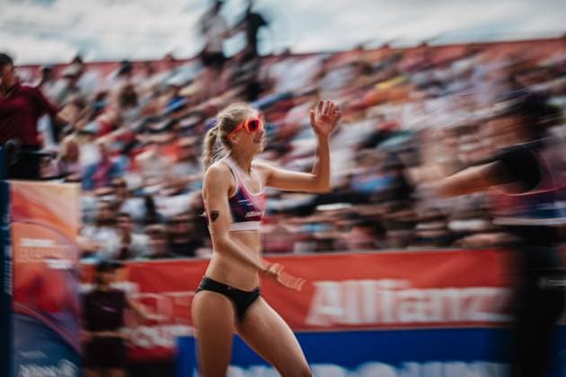 Beachvolleyball Frauen Allianz German Beach Tour 2025 Tourstop Düsseldorf 17.05.2025 v.l. Nele Barber und Melanie Gernert jubeln Langzeitbelichtung Düsseldorf Robert-Lehr-Ufer Nordrhein-Westfalen Deutschland