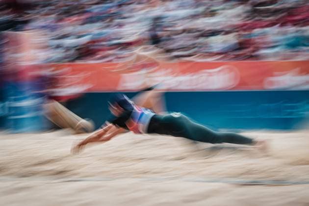 Beachvolleyball Frauen Allianz German Beach Tour 2025 Tourstop Düsseldorf 17.05.2025 Melanie Gernert springt zum Ball Langzeitbelichtung Düsseldorf Robert-Lehr-Ufer Nordrhein-Westfalen Deutschland