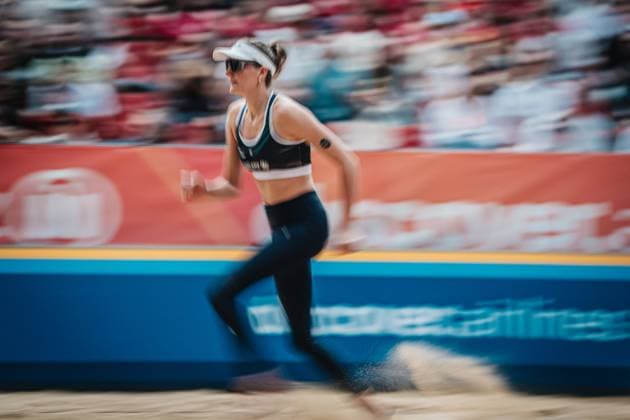 Beachvolleyball Frauen Allianz German Beach Tour 2025 Tourstop Düsseldorf 17.05.2025 Sarah Schulz rennt ans Netz Langzeitbelichtung Düsseldorf Robert-Lehr-Ufer Nordrhein-Westfalen Deutschland
