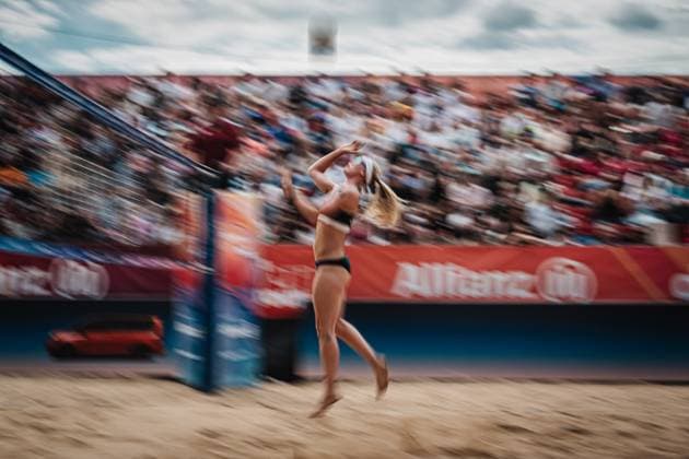 Beachvolleyball Frauen Allianz German Beach Tour 2025 Tourstop Düsseldorf 17.05.2025 Anna Behlen beim Angriff Langzeitbelichtung Düsseldorf Robert-Lehr-Ufer Nordrhein-Westfalen Deutschland