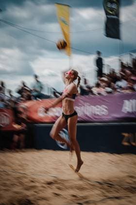 Beachvolleyball Frauen Allianz German Beach Tour 2025 Tourstop Düsseldorf 17.05.2025 Aufschlag von Nele Barber Langzeitbelichtung Düsseldorf Robert-Lehr-Ufer Nordrhein-Westfalen Deutschland