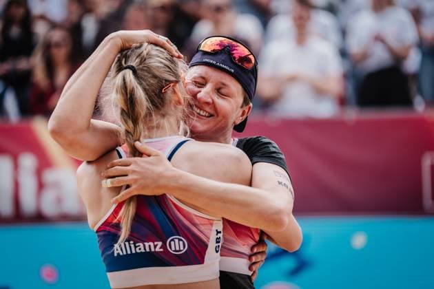 Beachvolleyball Frauen Allianz German Beach Tour 2025 Tourstop Düsseldorf 17.05.2025 v.l. Melanie Gernert und Nele Barber jubeln nach dem Sieg Düsseldorf Robert-Lehr-Ufer Nordrhein-Westfalen Deutschland