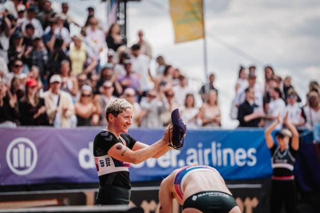 Beachvolleyball Frauen Allianz German Beach Tour 2025 Tourstop Düsseldorf 17.05.2025 Melanie Gernert bekommt ein Geburtstagsständchen von den Fans Düsseldorf Robert-Lehr-Ufer Nordrhein-Westfalen Deutschland