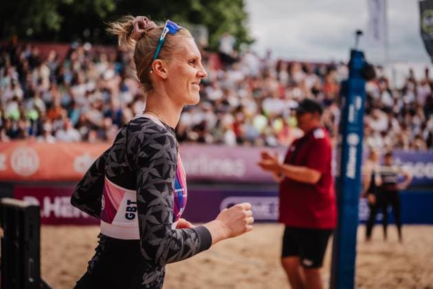 Beachvolleyball Frauen Allianz German Beach Tour 2025 Tourstop Düsseldorf 17.05.2025 Sarah Schneider läuft ins Stadion ein Düsseldorf Robert-Lehr-Ufer Nordrhein-Westfalen Deutschland