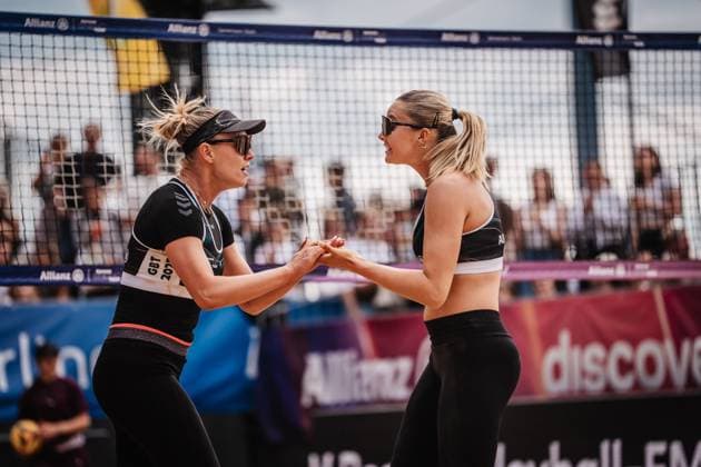 Beachvolleyball Frauen Allianz German Beach Tour 2025 Tourstop Düsseldorf 17.05.2025 v.l. Chenoa Christ und Anna-Chiara Reformat jubeln Düsseldorf Robert-Lehr-Ufer Nordrhein-Westfalen Deutschland