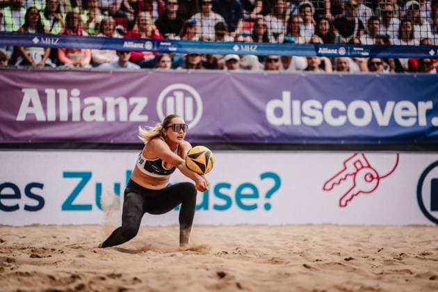 Beachvolleyball Frauen Allianz German Beach Tour 2025 Tourstop Düsseldorf 17.05.2025 Anna-Chiara Reformat nimmt den Ball an Düsseldorf Robert-Lehr-Ufer Nordrhein-Westfalen Deutschland