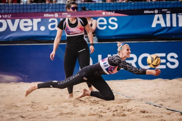 Beachvolleyball Frauen Allianz German Beach Tour 2025 Tourstop Düsseldorf 17.05.2025 Sarah Schneider springt zum Ball Düsseldorf Robert-Lehr-Ufer Nordrhein-Westfalen Deutschland