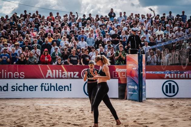 Beachvolleyball Frauen Allianz German Beach Tour 2025 Tourstop Düsseldorf 17.05.2025 v.l. Chenoa Christ und Anna-Chiara Reformat jubeln nach dem Satzgewinn Düsseldorf Robert-Lehr-Ufer Nordrhein-Westfalen Deutschland