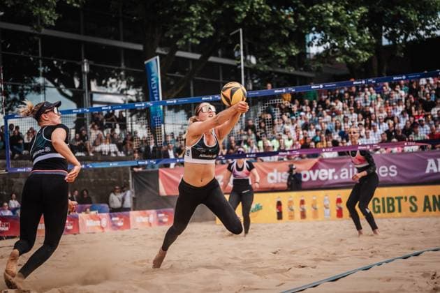 Beachvolleyball Frauen Allianz German Beach Tour 2025 Tourstop Düsseldorf 17.05.2025 Anna-Chiara Reformat springt zum Ball Düsseldorf Robert-Lehr-Ufer Nordrhein-Westfalen Deutschland