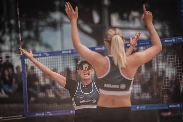 Beachvolleyball Frauen Allianz German Beach Tour 2025 Tourstop Düsseldorf 17.05.2025 v.l. Chenoa Christ und Anna-Chiara Reformat jubeln Düsseldorf Robert-Lehr-Ufer Nordrhein-Westfalen Deutschland