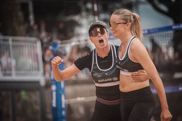 Beachvolleyball Frauen Allianz German Beach Tour 2025 Tourstop Düsseldorf 17.05.2025 v.l. Chenoa Christ und Anna-Chiara Reformat jubeln Düsseldorf Robert-Lehr-Ufer Nordrhein-Westfalen Deutschland