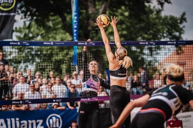 Beachvolleyball Frauen Allianz German Beach Tour 2025 Tourstop Düsseldorf 17.05.2025 v.l. Sarah Schneider wird geblockt von Anna-Chiara Reformat Düsseldorf Robert-Lehr-Ufer Nordrhein-Westfalen Deutschland