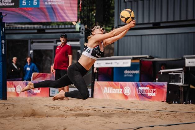 Beachvolleyball Frauen Allianz German Beach Tour 2025 Tourstop Düsseldorf 17.05.2025 Anna-Chiara Reformat springt zum Ball Düsseldorf Robert-Lehr-Ufer Nordrhein-Westfalen Deutschland