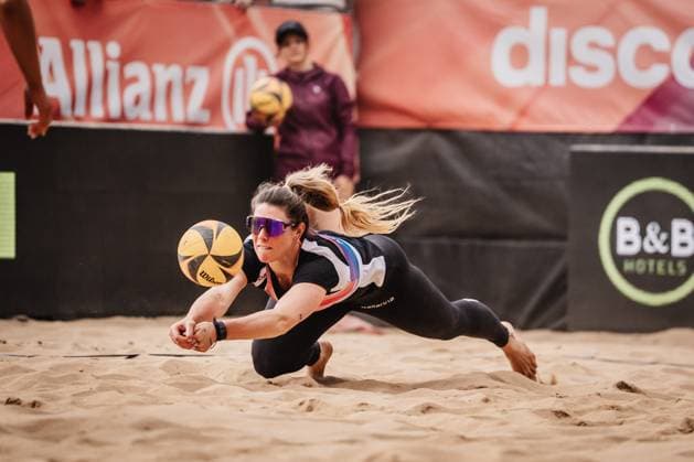 Beachvolleyball Frauen Allianz German Beach Tour 2025 Tourstop Düsseldorf 17.05.2025 Sandra Ferger springt zum Ball Düsseldorf Robert-Lehr-Ufer Nordrhein-Westfalen Deutschland