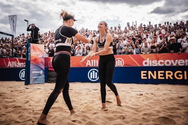 Beachvolleyball Frauen Allianz German Beach Tour 2025 Tourstop Düsseldorf 17.05.2025 v.l. Chenoa Christ und Anna-Chiara Reformat jubeln nach dem Sieg Düsseldorf Robert-Lehr-Ufer Nordrhein-Westfalen Deutschland