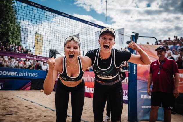 Beachvolleyball Frauen Allianz German Beach Tour 2025 Tourstop Düsseldorf 17.05.2025 v.l. Anna-Chiara Reformat und Chenoa Christ jubeln nach dem Sieg Düsseldorf Robert-Lehr-Ufer Nordrhein-Westfalen Deutschland
