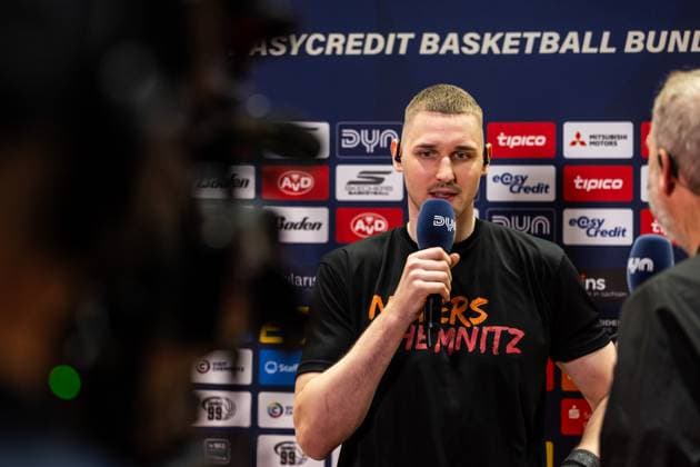 easyCredit Basketball Bundesliga, BBL, Saison 2024 2025, Herren. 17.05.2025, Niners Chemnitz - MLP Academics Heidelberg, Playoffs Viertelfinal Spiel 1. Jonas Richter (Niners Chemnitz, No 7) beim Interview Copyright. Alexander Trienitz.