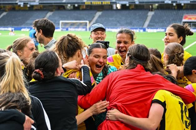 17 05 2025, Bern, Stadion Wankdorf, Women s Super League Final 2: BSC YB Frauen - GC Frauenfussball, 22 Thais Hurni (BSC YB Frauen), goalkeeper Tamara Biedermann (BSC YB Frauen), 10 Iman Beney (BSC YB Frauen), 31 Giulia Schlup (BSC YB Frauen), 23 Wielle Douma (BSC YB Frauen) and the team after the win Bern Stadion Wankdorf Bern Switzerland Copyright: xJustPictures.ch KjetilxWaberx jp-en-KjWa-SF_250517_169643