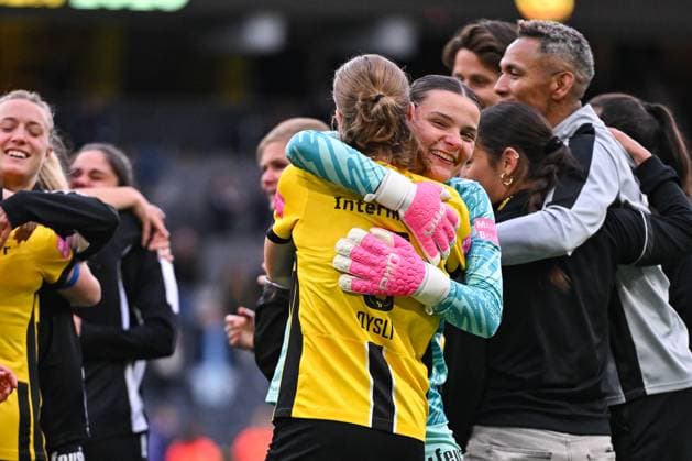 17 05 2025, Bern, Stadion Wankdorf, Women s Super League Final 2: BSC YB Frauen - GC Frauenfussball, goalkeeper Tamara Biedermann (BSC YB Frauen, right) with 5 Bianca Dysli (Young Boys) after the game Bern Stadion Wankdorf Bern Switzerland Copyright: xJustPictures.ch KjetilxWaberx jp-en-KjWa-SF_250517_172137