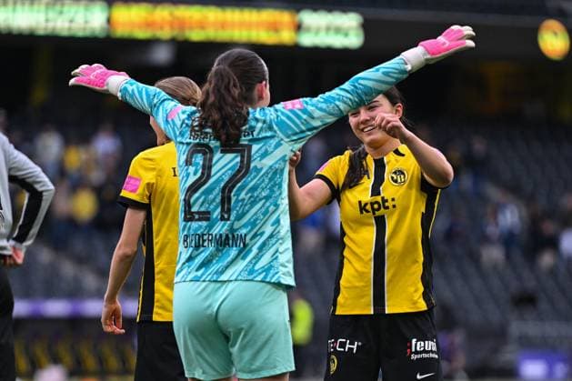 17 05 2025, Bern, Stadion Wankdorf, Women s Super League Final 2: BSC YB Frauen - GC Frauenfussball, 7 Naomi Luyet (BSC YB Frauen) with 27 Tamara Biedermann (Young Boys) after the game Bern Stadion Wankdorf Bern Switzerland Copyright: xJustPictures.ch KjetilxWaberx jp-en-KjWa-SF_250517_172177