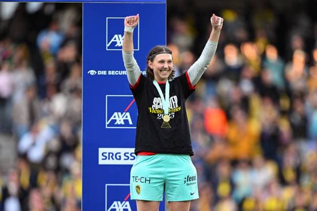 17 05 2025, Bern, Stadion Wankdorf, Women s Super League Final 2: BSC YB Frauen - GC Frauenfussball, goalkeeper Jara Ackermann (BSC YB Frauen) at the medal ceremony Bern Stadion Wankdorf Bern Switzerland Copyright: xJustPictures.ch KjetilxWaberx jp-en-KjWa-SF_250517_168755