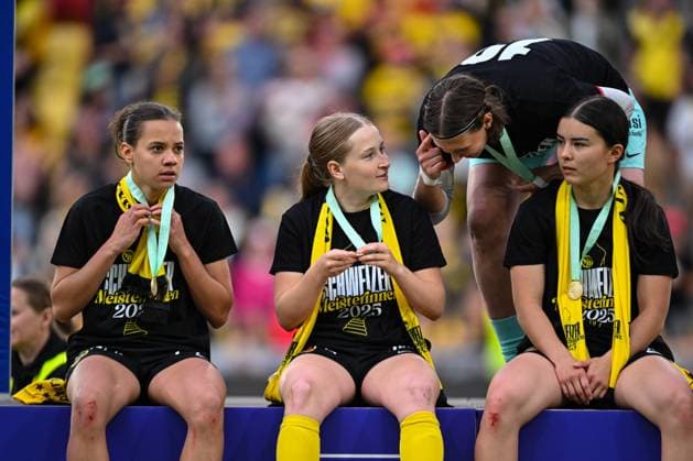 17 05 2025, Bern, Stadion Wankdorf, Women s Super League Final 2: BSC YB Frauen - GC Frauenfussball, 10 Iman Beney (BSC YB Frauen, left) and 7 Naomi Luyet (BSC YB Frauen, right), 8 Noa Linn Munger (BSC YB Frauen, center) in talk with goalkeeper Jara Ackermann (BSC YB Frauen) Bern Stadion Wankdorf Bern Switzerland Copyright: xJustPictures.ch KjetilxWaberx jp-en-KjWa-SF_250517_168829