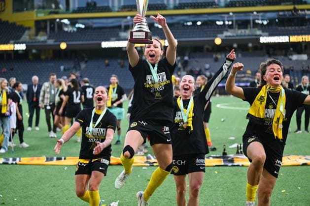 17 05 2025, Bern, Stadion Wankdorf, Women s Super League Final 2: BSC YB Frauen - GC Frauenfussball, 17 Ana Oliveira Leite (BSC YB Frauen), 20 Noa Scharz (BSC YB Frauen), 24 Lisa Josten (BSC YB Frauen), 18 Wibke Meister (BSC YB Frauen) with the trophy Bern Stadion Wankdorf Bern Switzerland Copyright: xJustPictures.ch KjetilxWaberx jp-en-KjWa-SF_250517_172759