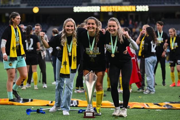 17 05 2025, Bern, Stadion Wankdorf, Women s Super League Final 2: BSC YB Frauen - GC Frauenfussball, 14 Courtney Strode (BSC YB Frauen, center) and 16 Nicole Tiller (BSC YB Frauen, right), goalkeeper Iina Rautiainen (BSC YB Frauen, left) with the trophy Bern Stadion Wankdorf Bern Switzerland Copyright: xJustPictures.ch KjetilxWaberx jp-en-KjWa-SF_250517_172797
