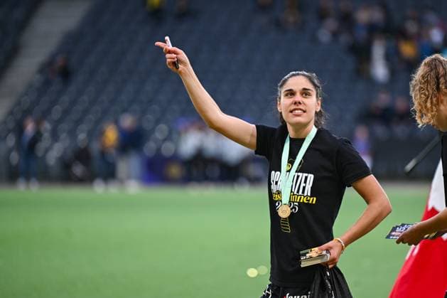17 05 2025, Bern, Stadion Wankdorf, Women s Super League Final 2: BSC YB Frauen - GC Frauenfussball, 26 Laura Frey (BSC YB Frauen) after the game with the fans Bern Stadion Wankdorf Bern Switzerland Copyright: xJustPictures.ch KjetilxWaberx jp-en-KjWa-SF_250517_172912