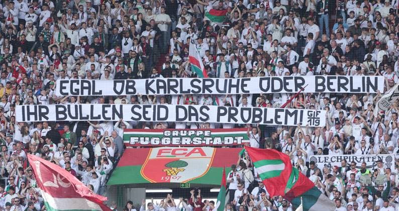 Sport Themen der Woche KW20 17.05.2025, 1. Bundesliga, 34 Spieltag, FC Augsburg vs Union Berlin, WWK Arena Augsburg, Fussball, im Bild: FCA Fans mit Plakat *** 17 05 2025, 1 Bundesliga, Matchday 34, FC Augsburg vs Union Berlin, WWK Arena Augsburg, Soccer, in the picture FCA fans with poster