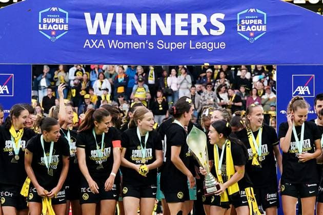 17 05 2025, Bern, Stadion Wankdorf, Women s Super League Final 2: BSC YB Frauen - GC Frauenfussball, Players of Young Boys celebrate their victory of the championship during the trophy ceremony Bern Stadion Wankdorf Bern Switzerland Copyright: xJustPictures.ch DanielaxPorcellix jp-en-DaPo-20250517-DP200784