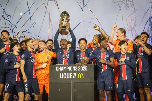 May 17, 2025, Paris, France, France: Paris Saint-Germain players celebrate the first place in the 2024-25 French Ligue 1 championship with the trophy during the Ligue 1 match between Paris Saint-Germain (PSG) and AJ Auxerre at Parc des Princes Stadium on May 17, 2025 in Paris, France. Paris France - ZUMAm308 20250517_zsp_m308_023 Copyright: xMatthieuxMirvillex