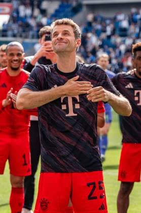 17.05.2025, TSG 1899 Hoffenheim vs. FC Bayern München, 1. Bundesliga, 34. Spieltag Thomas Müller (FC Bayern Muenchen, 25) freut sich zufrieden glücklich lachend lacht happy Wichtiger Hinweis: Gemaess den Vorgaben der DFL Deutsche Fussball Liga bzw. des DFB Deutscher Fussball-Bund ist es untersagt, in dem Stadion und oder vom Spiel angefertigte Fotoaufnahmen in Form von Sequenzbildern und oder videoaehnlichen Fotostrecken zu verwerten Copyright: xBahhoxKarax