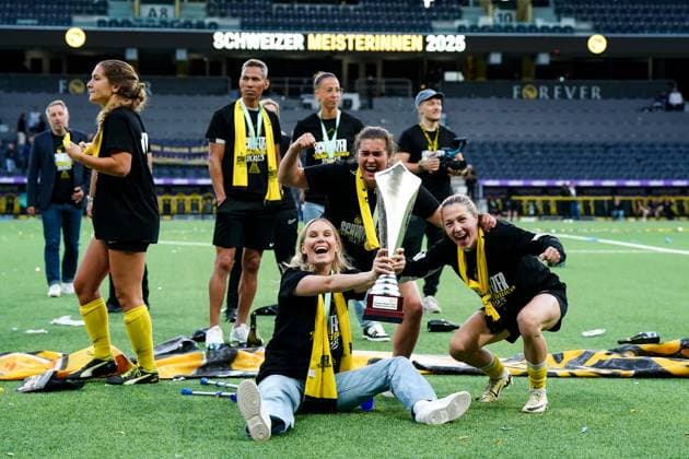 17 05 2025, Bern, Stadion Wankdorf, Women s Super League Final 2: BSC YB Frauen - GC Frauenfussball, 24 Lisa Josten (BSC YB Frauen), goalkeeper Iina Rautiainen (BSC YB Frauen), 29 Jana Kohler (BSC YB Frauen), 14 Courtney Strode (BSC YB Frauen) pose with the AWLS trophy after winning the championship Bern Stadion Wankdorf Bern Switzerland Copyright: xJustPictures.ch DanielaxPorcellix jp-en-DaPo-20250517-DP201200