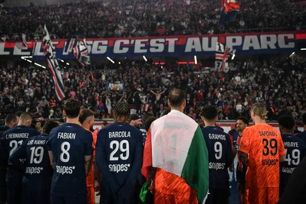 PSG celebrates 2024-2025 Ligue 1 trophy - FA Paris Saint-Germain’s players celebrate during the 2024-2025 Ligue 1 trophy ceremony following the French L1 football match between Paris Saint-Germain and AJ Auxerre at the Parc des Princes stadium in Paris on May 17, 2025. Photo by Firas Abdullah ABACAPRESS.COM Paris Île-de-France France  Copyright: xAbdullahxFiras ABACAx
