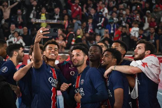 PSG celebrates 2024-2025 Ligue 1 trophy - FA Paris Saint-Germain’s players celebrate during the 2024-2025 Ligue 1 trophy ceremony following the French L1 football match between Paris Saint-Germain and AJ Auxerre at the Parc des Princes stadium in Paris on May 17, 2025. Photo by Firas Abdullah ABACAPRESS.COM Paris Île-de-France France  Copyright: xAbdullahxFiras ABACAx