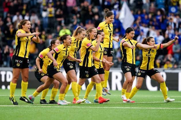 17 05 2025, Bern, Stadion Wankdorf, Women s Super League Final 2: BSC YB Frauen - GC Frauenfussball, 14 Courtney Strode (BSC YB Frauen), 15 Leana Zaugg (BSC YB Frauen), 5 Bianca Dysli (BSC YB Frauen), 7 Naomi Luyet (BSC YB Frauen), 31 Giulia Schlup (BSC YB Frauen), 18 Wibke Meister (BSC YB Frauen), 11 Stephanie Waeber (BSC YB Frauen), 13 Malaurie Granges (BSC YB Frauen) celebrate during the penalty shootout Bern Stadion Wankdorf Bern Switzerland Copyright: xJustPictures.ch DanielaxPorcellix jp-en-DaPo-20250517-DP108963