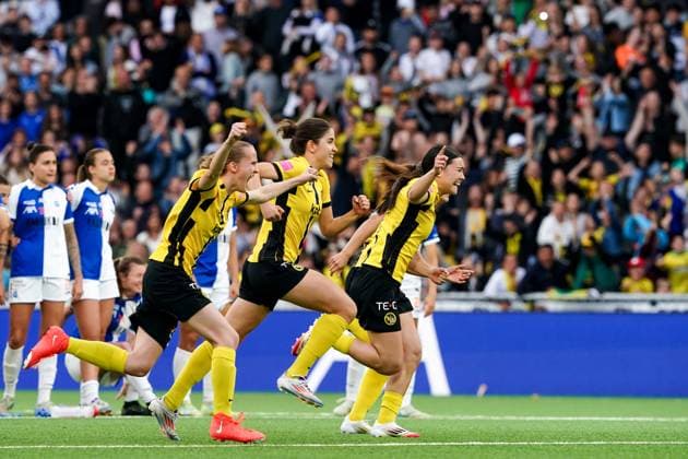 17 05 2025, Bern, Stadion Wankdorf, Women s Super League Final 2: BSC YB Frauen - GC Frauenfussball, 15 Leana Zaugg (BSC YB Frauen), 19 Audrey Remy (BSC YB Frauen), 7 Naomi Luyet (BSC YB Frauen), 13 Malaurie Granges (BSC YB Frauen), 31 Giulia Schlup (BSC YB Frauen), 18 Wibke Meister (BSC YB Frauen), 5 Bianca Dysli (BSC YB Frauen), 11 Stephanie Waeber (BSC YB Frauen) celebrate winning the championship during the penalty shootout Bern Stadion Wankdorf Bern Switzerland Copyright: xJustPictures.ch DanielaxPorcellix jp-en-DaPo-20250517-DP108985