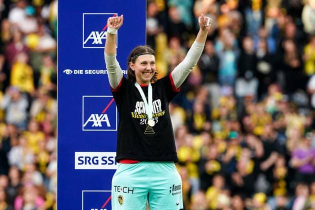 17 05 2025, Bern, Stadion Wankdorf, Women s Super League Final 2: BSC YB Frauen - GC Frauenfussball, goalkeeper Jara Ackermann (BSC YB Frauen) celebrates winning the championship during the trophy ceremony Bern Stadion Wankdorf Bern Switzerland Copyright: xJustPictures.ch DanielaxPorcellix jp-en-DaPo-20250517-DP109134