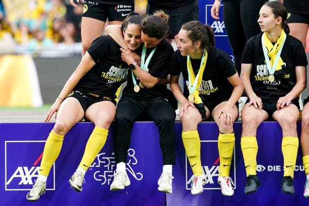 17 05 2025, Bern, Stadion Wankdorf, Women s Super League Final 2: BSC YB Frauen - GC Frauenfussball, 19 Audrey Remy (BSC YB Frauen, center) and 13 Malaurie Granges (BSC YB Frauen, right), 28 Cristina Carp (BSC YB Frauen, left) celebrate winning the championship during the trophy ceremony Bern Stadion Wankdorf Bern Switzerland Copyright: xJustPictures.ch DanielaxPorcellix jp-en-DaPo-20250517-DP109197
