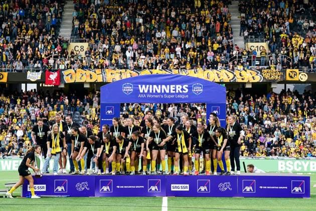 17 05 2025, Bern, Stadion Wankdorf, Women s Super League Final 2: BSC YB Frauen - GC Frauenfussball, Players of Young Boys celebrate winning the championship during the trophy ceremony Bern Stadion Wankdorf Bern Switzerland Copyright: xJustPictures.ch DanielaxPorcellix jp-en-DaPo-20250517-DP200735