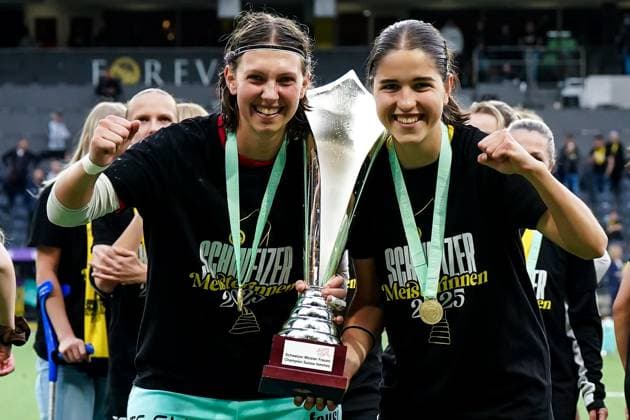 17 05 2025, Bern, Stadion Wankdorf, Women s Super League Final 2: BSC YB Frauen - GC Frauenfussball, 31 Giulia Schlup (BSC YB Frauen, right) and goalkeeper Jara Ackermann (BSC YB Frauun, center), 5 Bianca Dysli (BSC YB Frauen, left) celebrate winning the championship during and pose for a photo Bern Stadion Wankdorf Bern Switzerland Copyright: xJustPictures.ch DanielaxPorcellix jp-en-DaPo-20250517-DP200814