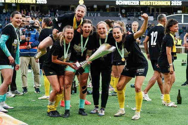 17 05 2025, Bern, Stadion Wankdorf, Women s Super League Final 2: BSC YB Frauen - GC Frauenfussball, team photo BSC YB Frauen. First row from left: Athena Kuehn, Jara Ackermann, Wielle Douma, Cristina Carp, Noa Scharz. Second row from left: Tamara Biedermann, *celebrate winning the championship during and pose for a photo Bern Stadion Wankdorf Bern Switzerland Copyright: xJustPictures.ch DanielaxPorcellix jp-en-DaPo-20250517-DP200860