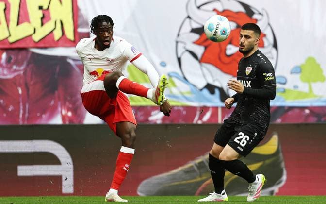 GER, 1.Bundesliga, RB Leipzig - VfB Stuttgart 17.05.2025, Leipzig, Red Bull Arena, GER, Saison 2024 2025, 1.Bundesliga, 34.Spieltag, RasenBallsport Leipzig vs VfB Stuttgart im Bild El Chadaille Bitshiabu (Leipzig) gegen Deniz Undav (Stuttgart) DFL regulations prohibit any use of photographs as image sequences and or quasi-video