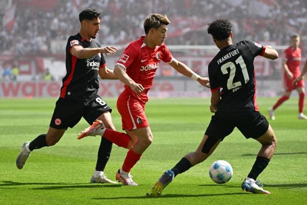 (250518) -- FREIBURG, May 18, 2025 -- Ritsu Doan (C) of SC Freiburg breaks through during the German first division Bundesliga football match between SC Freiburg and Eintracht Frankfurt in Freiburg, Germany, May 17, 2025. (Photo by Xinhua) (SP)GERMANY-FREIBURG-FOOTBALL-BUNDESLIGA-FREIBURG VS FRANKFURT UlrichxHufnagel 